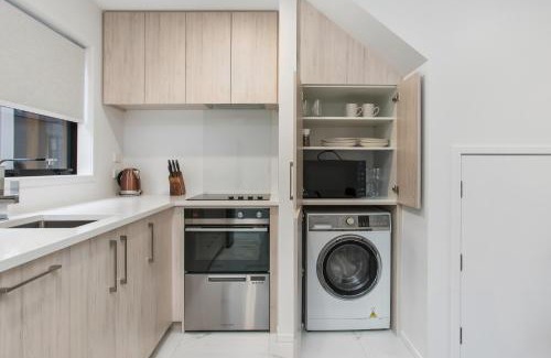 Addington Apartment | Prime Location Cosy Warm Free Off Street Park