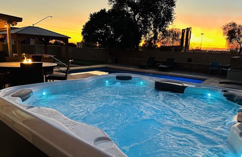 La Buena Vida House | Prime Location HotTub/Pool/Outdoor Kitchen Spring training Clean and Safe.