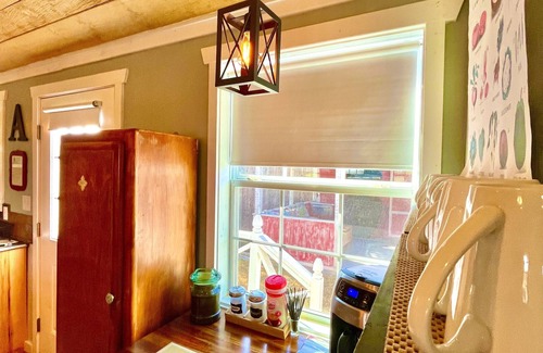 Dripping Springs Cottage | Prime Location in Dripping Springs! Gorgeous Country Cottage for 10 by Camp Lucy