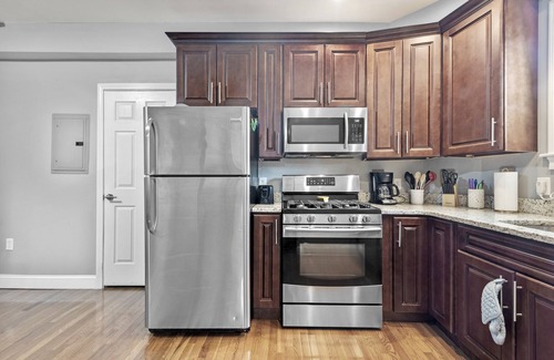 Salem House | Prime Location!WALK TO WATER & HISTORIC DISTRICT!PRIVATE Large first floor apt!