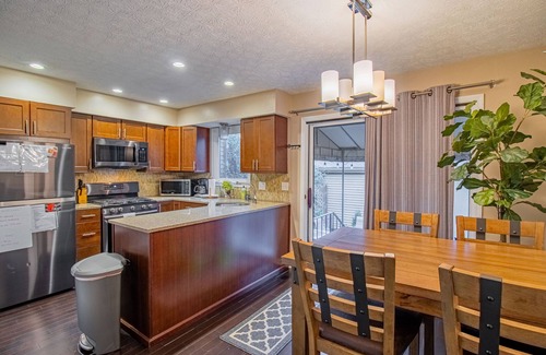 Victorian Village House | PRIME Location with Hot Tub, Pool Table and Sauna