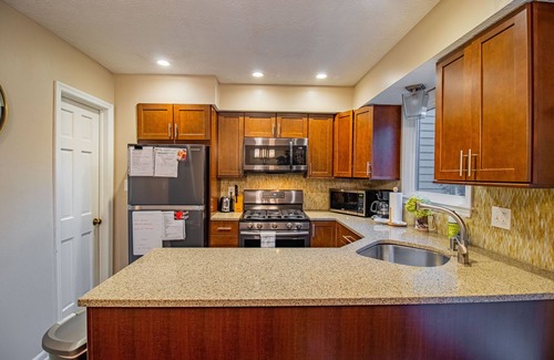 Victorian Village House | PRIME Location with Hot Tub, Pool Table and Sauna