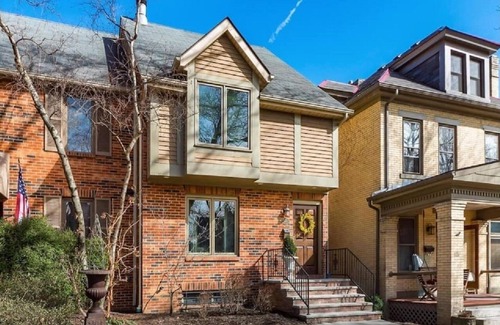 Victorian Village House | PRIME Location with Hot Tub, Pool Table and Sauna