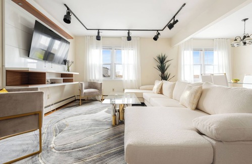 White Plains House | Prime Luxury NY: Free Parking + Mins to Downtown!
