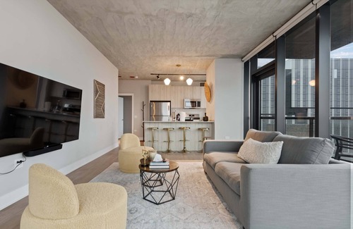 West Loop Apartment | Prime West Loop 2BR Apts + Event Convenience