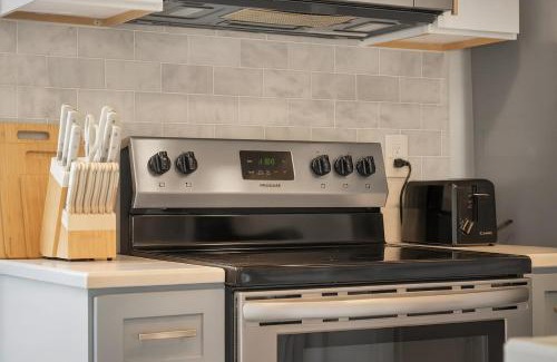 Mill River Apartment | Prime Yale Location WiFi Wooster Square Parking