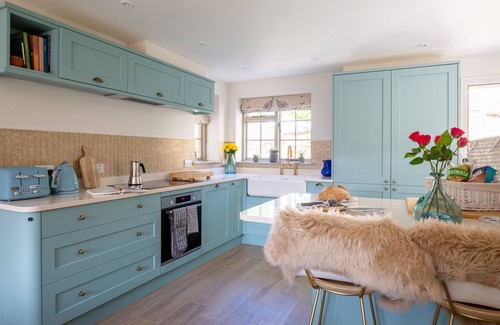 Charlbury Cottage | Priory Cottage - sleeps 8 guests in 3 bedrooms