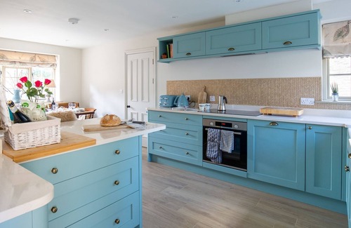 Charlbury Cottage | Priory Cottage - sleeps 8 guests in 3 bedrooms