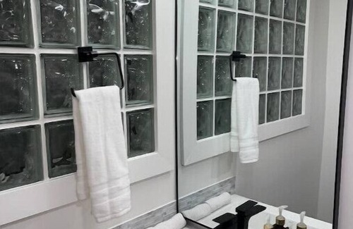 Sandy House | Pristine kitchenette + garage. Minutes to mountain tops