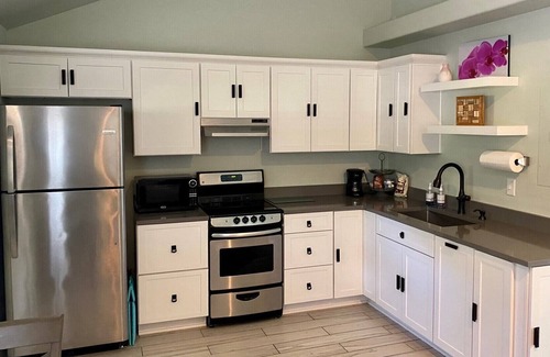 Medford Cottage | Private 1 bedroom 1 bath furnished guest house centrally located in Medford.