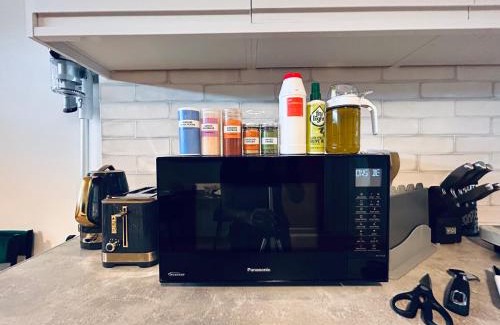 Potters Bar Apartment | Private 2 Bed Guest House - Van Parking, M25 & A1 connections