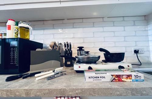 Potters Bar Apartment | Private 2 Bed Guest House - Van Parking, M25 & A1 connections