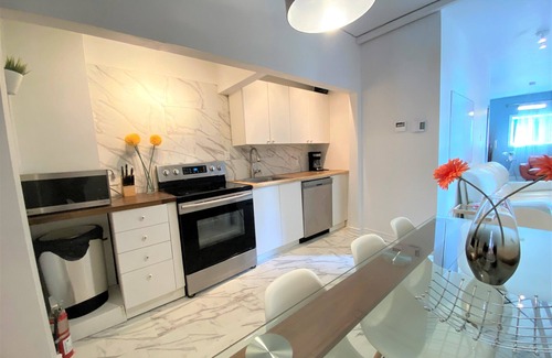 Plateau Mont Royal House | Private 3-level townhouse+24 Bed/sofa bed+Sunny Terrace&Balcony+Free Parking