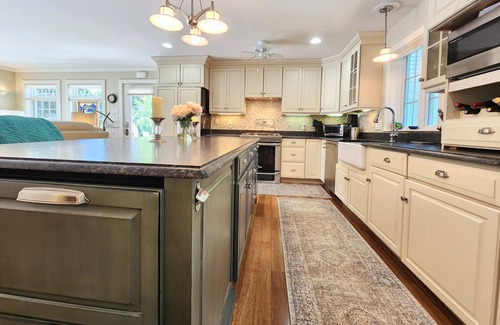 Jamestown House | Private 6-Bedroom – Walk to Beach