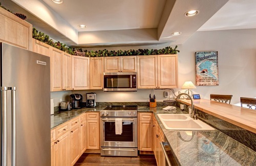Warrior's Mark Condo | Private 6-Person Hot Tub/Walk to Lifts & Town/Pvt Garage/5-Star Host/New Remodel