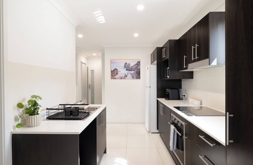 Rocklea Apartment | Private, Air-Con and Full Kitchen