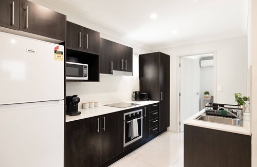 Rocklea Apartment | Private, Air-Con and Full Kitchen