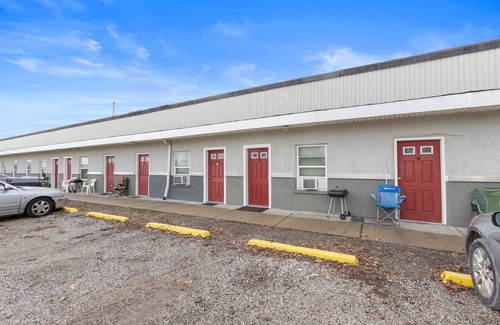 Paola Apartment | Private and cozy apartment in small town Kansas!
