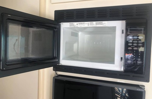 Linden House | Private and cozy RV with full hookups in a convenient area with direct bus to NYC Manhattan only 2 blocks away
