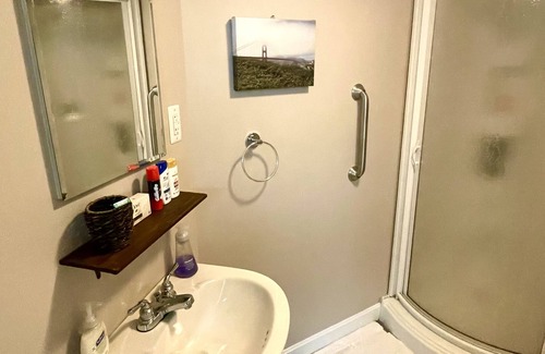 Manchester Apartment | Private apartment with kitchen & laundry in North End - Flexible cancellation!