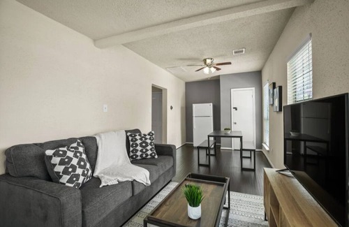 Greater East End Apartment | Private Apt | Central | Gated Parking | KING Bed
