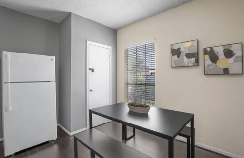 Greater East End Apartment | Private Apt | Central | Gated Parking | KING Bed