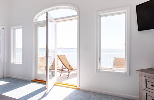 Niantic House | PRIVATE BEACH: BEACHFRONTS & BALCONIES @ NIANTIC W/6 QUEENS