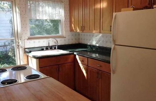 Near Eastside Apartment | Private Bed/Bath Room, Kitchenette. EZ to Downtown