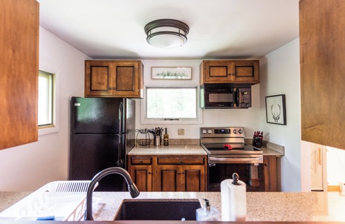 West Dover Ski Chalet | Private cabin: 7 mins to slopes, wood fireplace