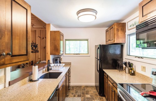 West Dover Ski Chalet | Private cabin: 7 mins to slopes, wood fireplace