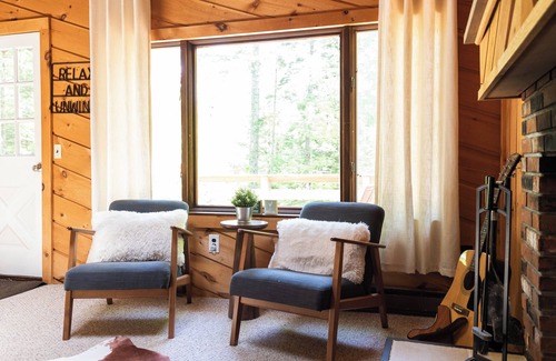 West Dover Ski Chalet | Private cabin: 7 mins to slopes, wood fireplace
