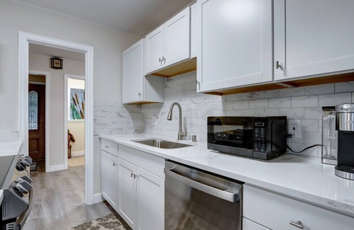 Downtown Anchorage House | Private Cottage-5 min. walk to Park Strip, Coastal Trail, Restaurants
