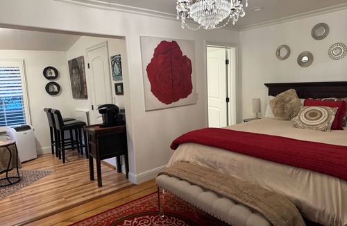 North of Montana House | PRIVATE COTTAGE BY THE SEA nin the Most Prestigious Part of Santa Monica.