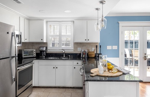 South of Broad House | Private Courtyard + Steps from King St +Parking Included