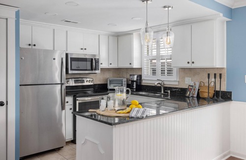 South of Broad House | Private Courtyard + Steps from King St +Parking Included