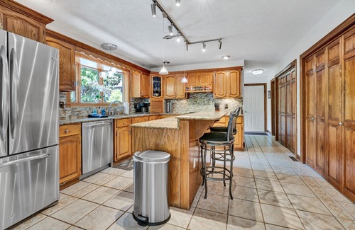Huddleston House | Private Coveside Paradise! WiFi, Hot Tub, FLAT Lot, Game Room, Kayaks, Beach