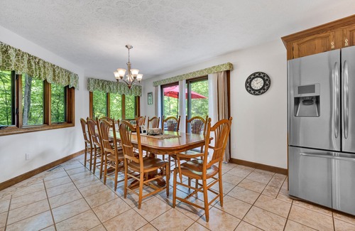 Huddleston House | Private Coveside Paradise! WiFi, Hot Tub, FLAT Lot, Game Room, Kayaks, Beach