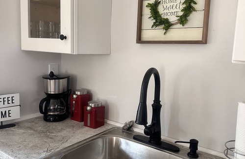 Marion House | Private & Cozy house sleeps 5 with WiFi and AC in beautiful Marion!
