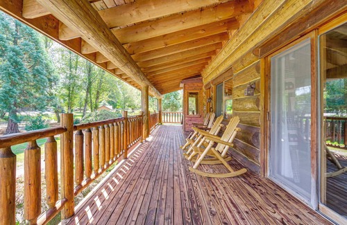Arlington Heights Cabin | Private Deck: Dog-Friendly Arlington Cabin