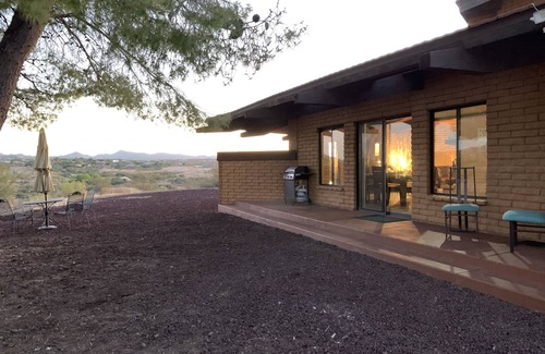 Wickenburg House | Private Desert Escape Close to Downtown with Horse Pens on the Sols Wash!