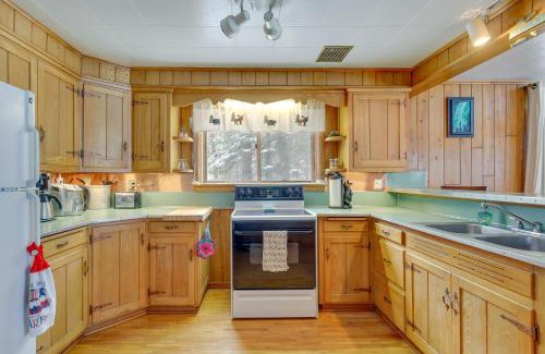 Mercer House | Private Dock and Screened Porch Echo Lake Cabin