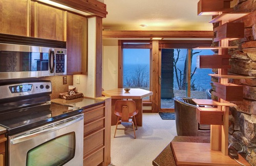 Grand Marais Condo | Private, End Condo on Superior w/ large PRIVATE SAUNA for 2! Panoramic views!