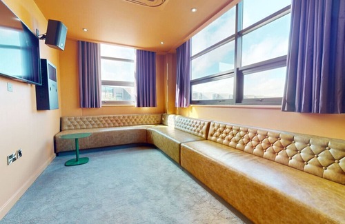 Lincoln Apartment | Private Ensuite in Stylish Apartment at Pavilions