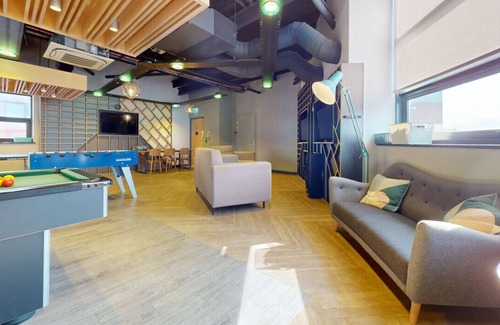 Lincoln Apartment | Private Ensuite in Stylish Apartment at Pavilions