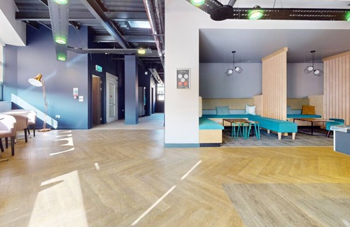 Lincoln Apartment | Private Ensuite in Stylish Apartment at Pavilions