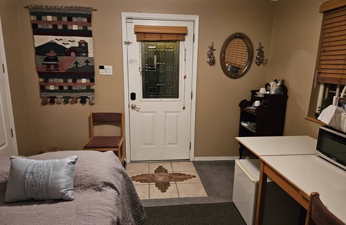 Los Griegos House | Private Entrance and Bath, 1 BR, Central N Valley. Wifi, Good Neighborhood