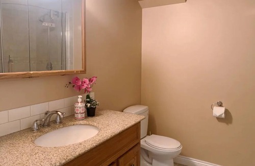 Willoughby House | Private Entrance Cozy 2BR Suite in Prime Location