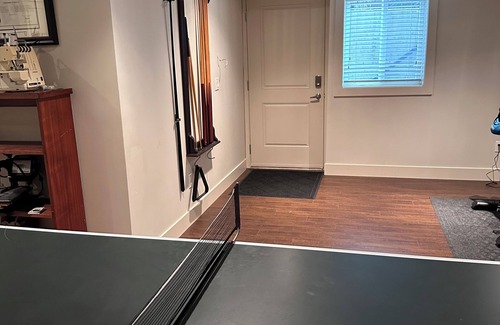 Blaine House | private entrance, spacious 1 bdrm with two beds, in Canada near the border