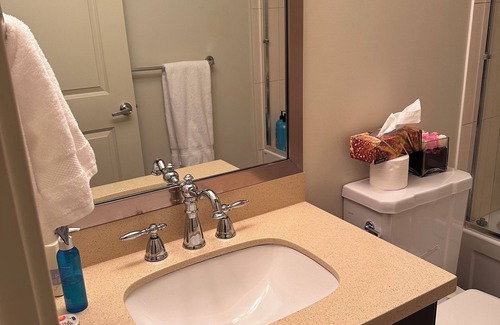 Blaine House | private entrance, spacious 1 bdrm with two beds, in Canada near the border