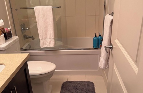 Blaine House | private entrance, spacious 1 bdrm with two beds, in Canada near the border
